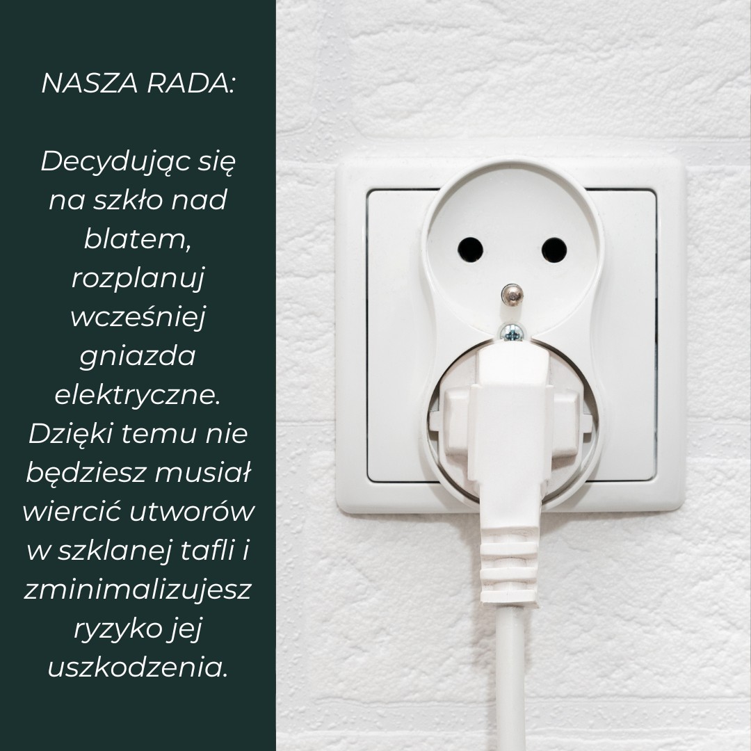 gniazdka w panelu szklanym w kuchni